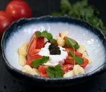 Салат со свежими томатами, узелками сулугуни и мацони с мятной аджикой