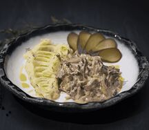 Бефстроганов из говяжьей вырезки и картофельным пюре