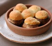 Шампиньоны с сыром сулугуни