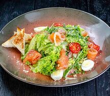 Салат Цезарь с семгой