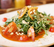 Салат с рукколой и креветками