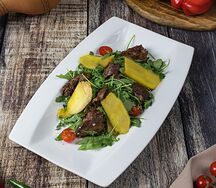 Салат с куриной печенью и манго