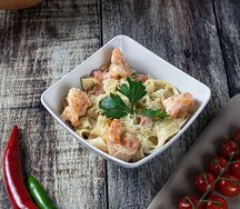 Феттуччине с лососем и креветками