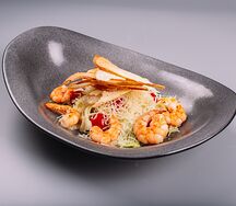 Салат Цезарь с креветками