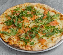 Пицца с лососем и рукколой