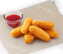 Сырные палочки с клюквенным соусом