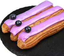 Эклер с голубикой