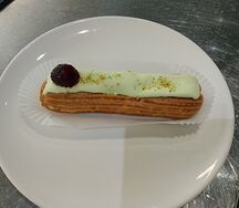 Эклер Фисташка с малиной