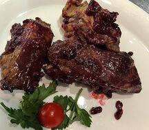 Курица в брусничном соусе