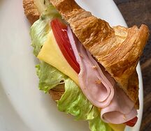 Круассан с ветчиной