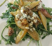 Салат с грушей и сыром дорблю 