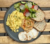 Скрембл с жареным адыгейским сыром и хумусом