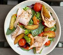 Теплый салат с пастрами из индейки