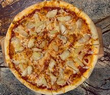 Пицца с курицей и ананасом