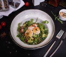 Салат с рукколой и креветками