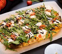 Страчателла с помидорами и рукколой