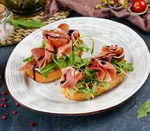 Брускетта с пармской ветчиной