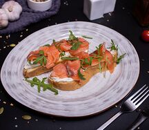 Брускетта с лососем