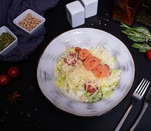 Салат Цезарь с лососем