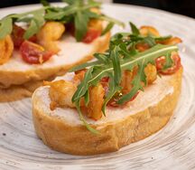 Брускетта с креветками