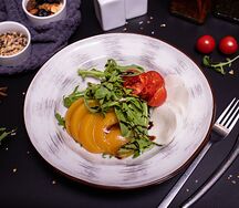 Салат с томлёным персиком и моцареллой