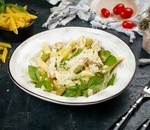 Фузилли с курицей и песто