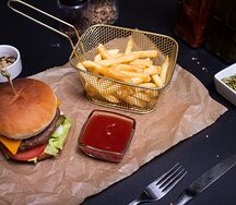 Фирменный бургер с картофелем фри