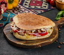 Шаурма куриная на углях в хлебе