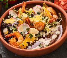 Салат с жареными креветками и грушей