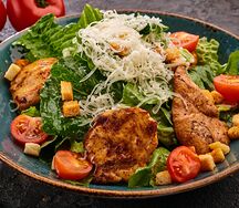 Салат Цезарь с курицей