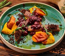 Говяжий язык с морковным кремом, бородинской крошкой и соусом из черешни