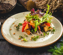 С жареными баклажанами, томатами и соусом чили