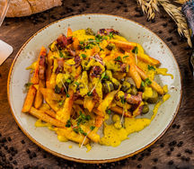 Фри с жареной грудинкой под сырным кремом