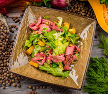 Салат с ростбифом и печеной тыквой