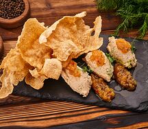 Риет из копченой форели с грушевым чатни и перловыми чипсами