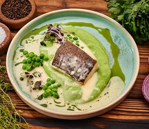 Филе черной трески с пюре из зеленого горошка и соусом берблан