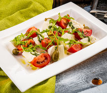 Томаты и моцарелла а-ля капрезе