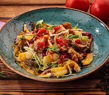 Салат с рапанами, копчеными яблоками, вешенками и морковным кули