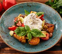 Панцанелла с томатами, страчателлой и крутонами из ремесленного хлеба