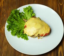 Куриное филе под соусом жюльен