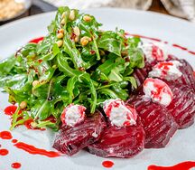 Салат из свеклы с козьим сыром