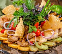 Ассорти из мяса телятины, баранины и цыпленка с овощами
