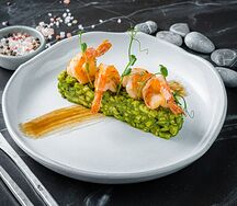 Салат с авокадо и тигровыми креветками