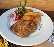 Стейк из cвинoй шеи с картофельными дольками и томатным соусом