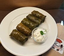 Долма со сметанно-чесночным соусом