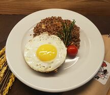 Бифштекс с яйцом и гречкой с луком