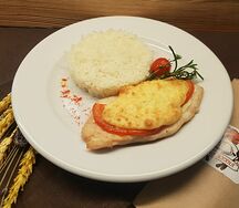 Отбивная из курицы с томатами под сырной шапкой со сливочным рисом