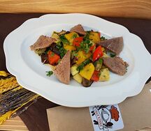 Салат с овощами гриль и ростбифом