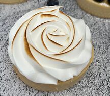 Тарталетка с лимонным курдом и меренгой