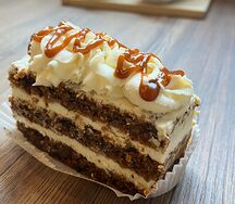 Морковное пирожное с карамелью и грецким орехом